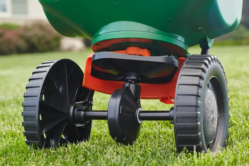 Scotts® Turf Builder® Edgeguard® Mini Broadcast Spreader 2